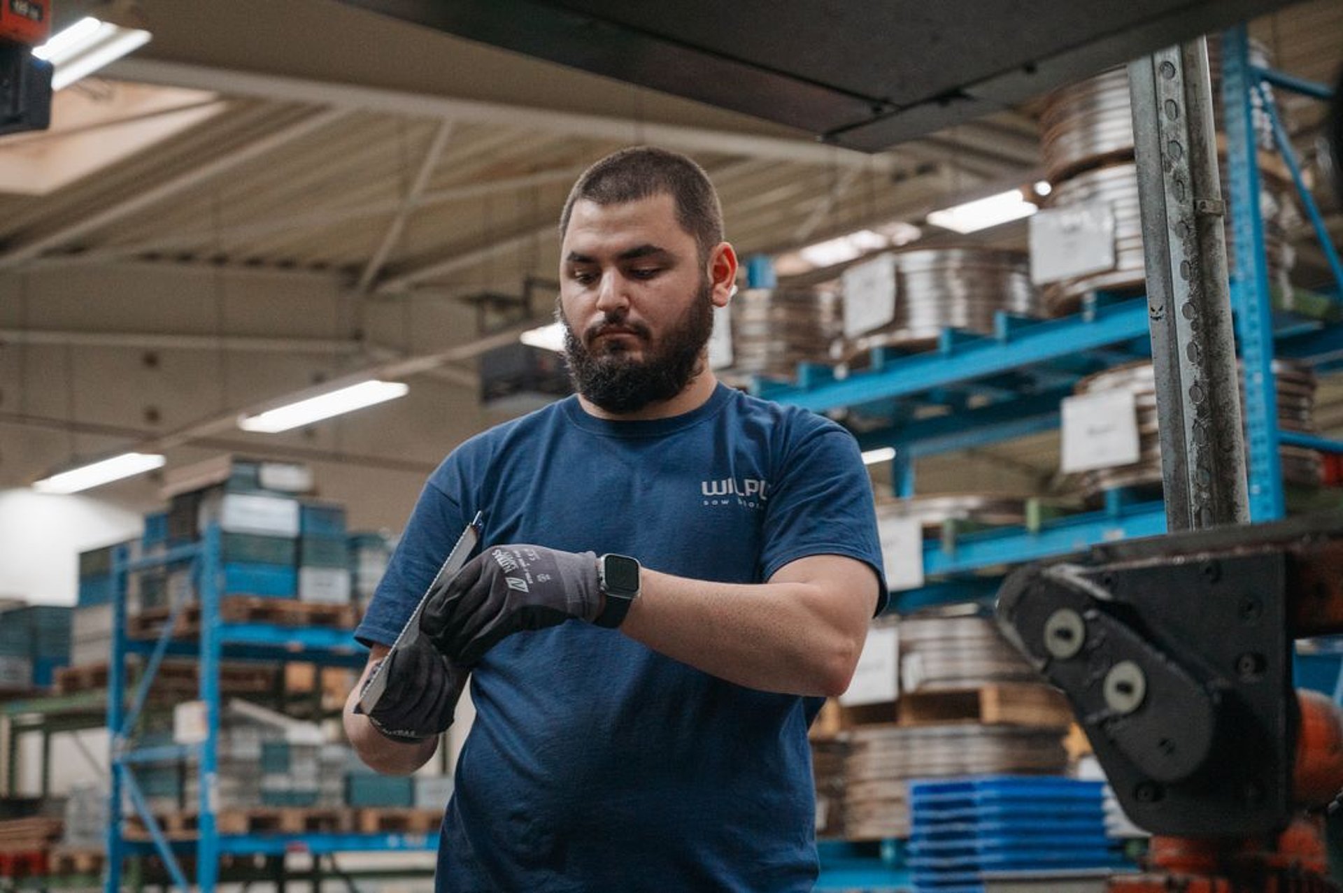 WILPU Mitarbeiter bei der Qualitätsprüfung eines Säbelsägeblatts in der Produktion. WILPU Mitarbeiter bei der Qualitätsprüfung eines Säbelsägeblatts in der Produktion.