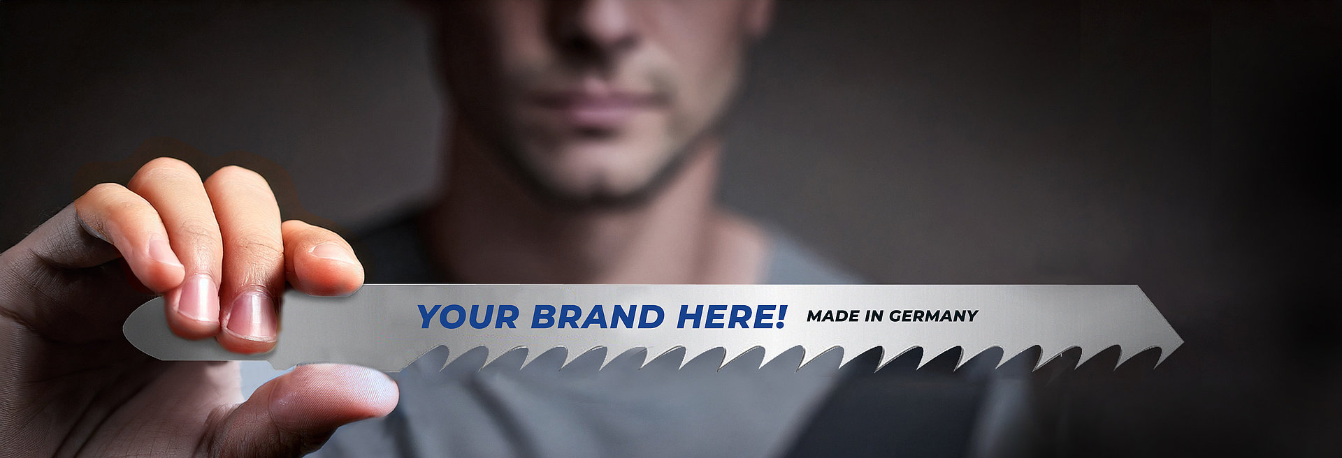Mann hält Recipro Sägeblatt mit Aufrschirft "Your Brand Here! Made in Germany".