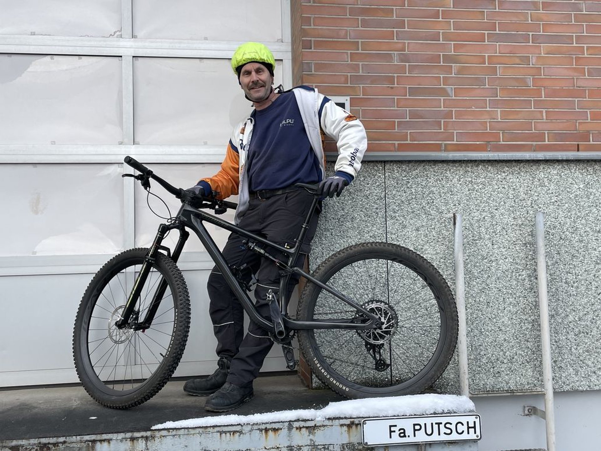 WILPU Mitarbeiter mit seinem Fahrrad auf dem Arbeitsweg vor der Firma. WILPU Mitarbeiter mit seinem Fahrrad auf dem Arbeitsweg vor der Firma.