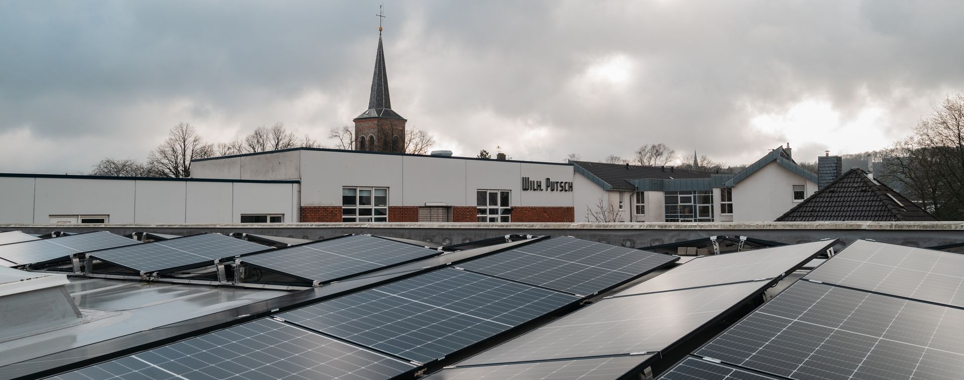 Solarmodule auf dem Dach des WILPU Werks in Remscheid Hasten.